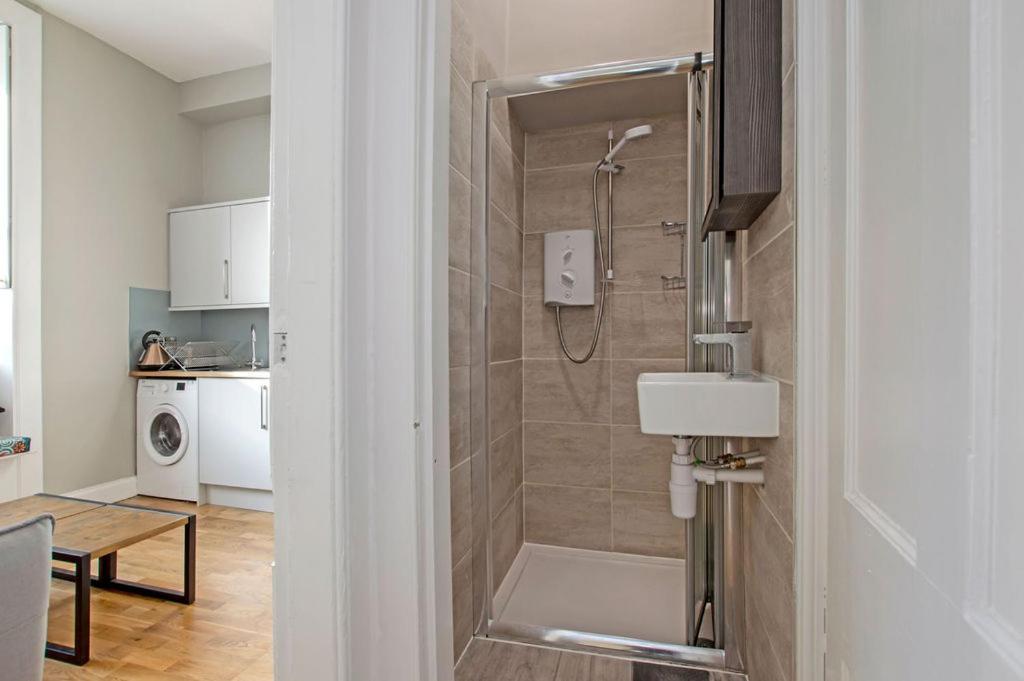 Centre 1-bed Flat, Sleeps 3 * Edinburgh