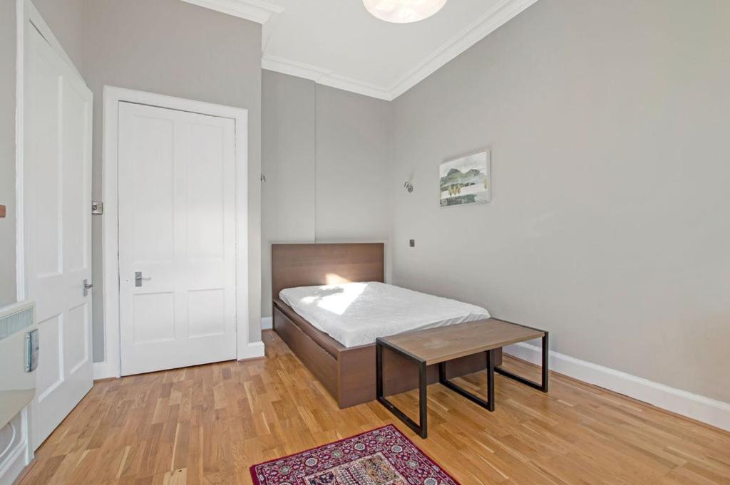 Apartment Centre 1-bed Flat, Sleeps 3 *