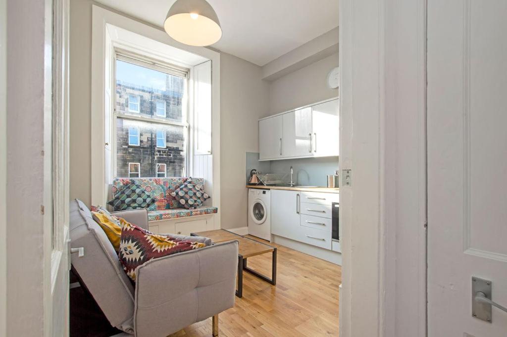 Centre 1-bed Flat, Sleeps 3 Apartment Edinburgh
