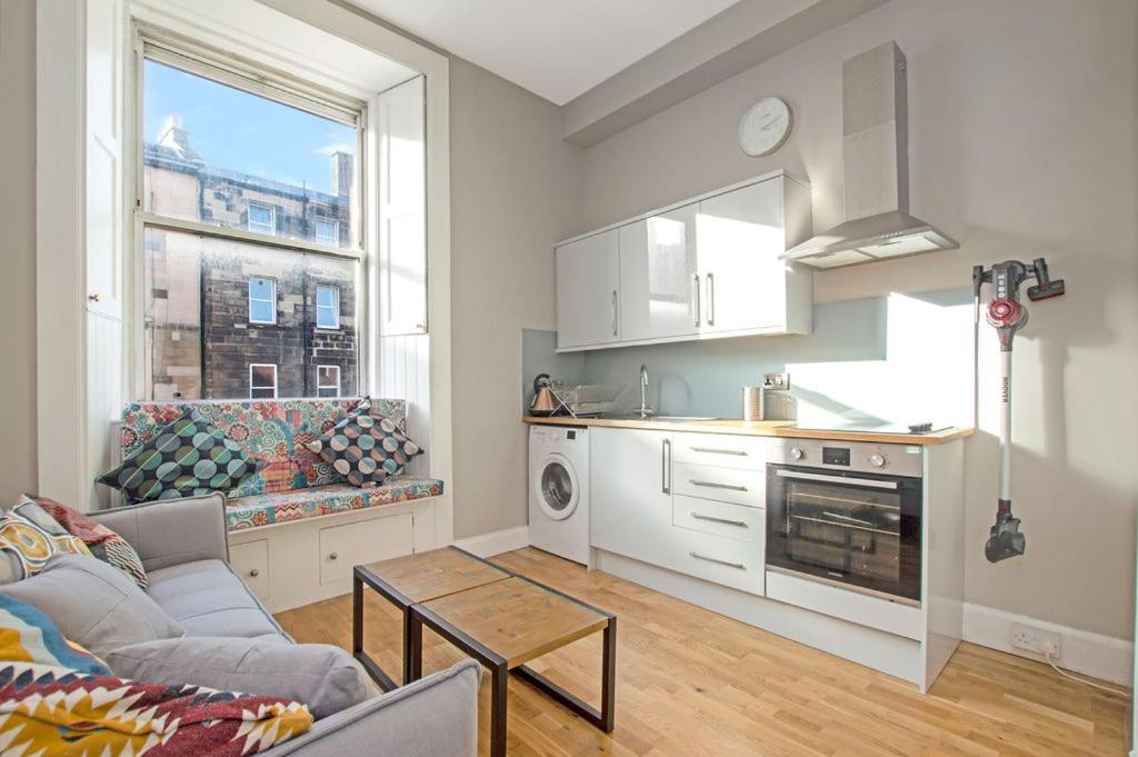 Centre 1-bed Flat, Sleeps 3 Apartment