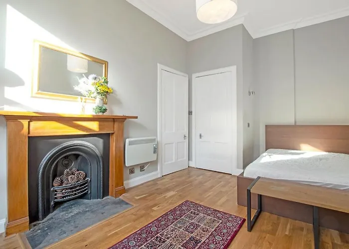 City Centre 1-Bed Flat, Sleeps 3